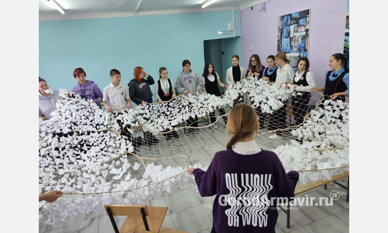 В Армавире ученики школы №1 «Казачья» сплели маскировочные сети для участников СВО