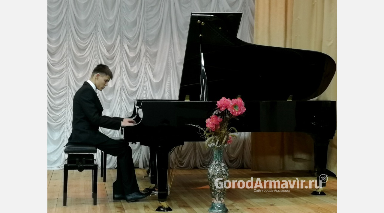В Армавире лауреат премии губернатора потратит 100 тыс рублей на фортепиано
