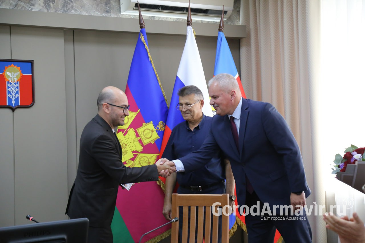 В Армавире вручили удостоверения депутатам Сергею Жукову и Тамерлану Казакову 