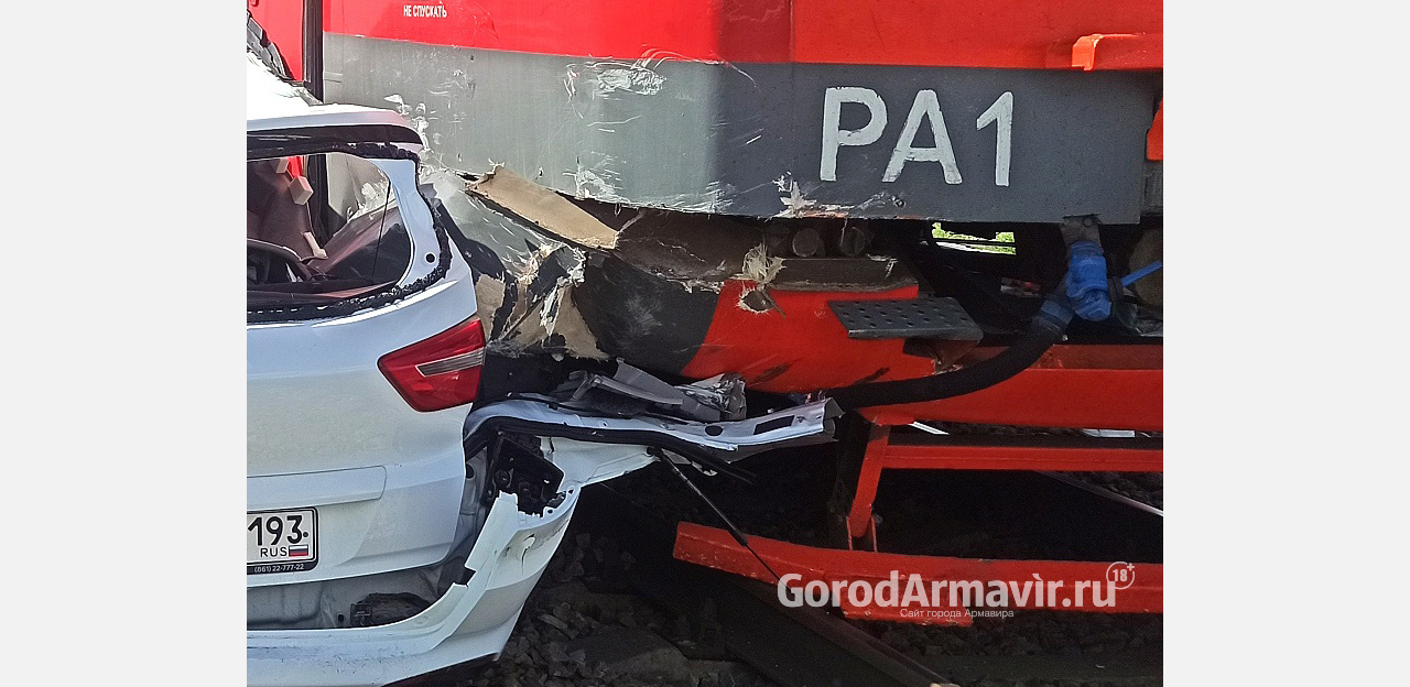 Спасатели Армавира вытащили покореженную иномарку из-под поезда после аварии 