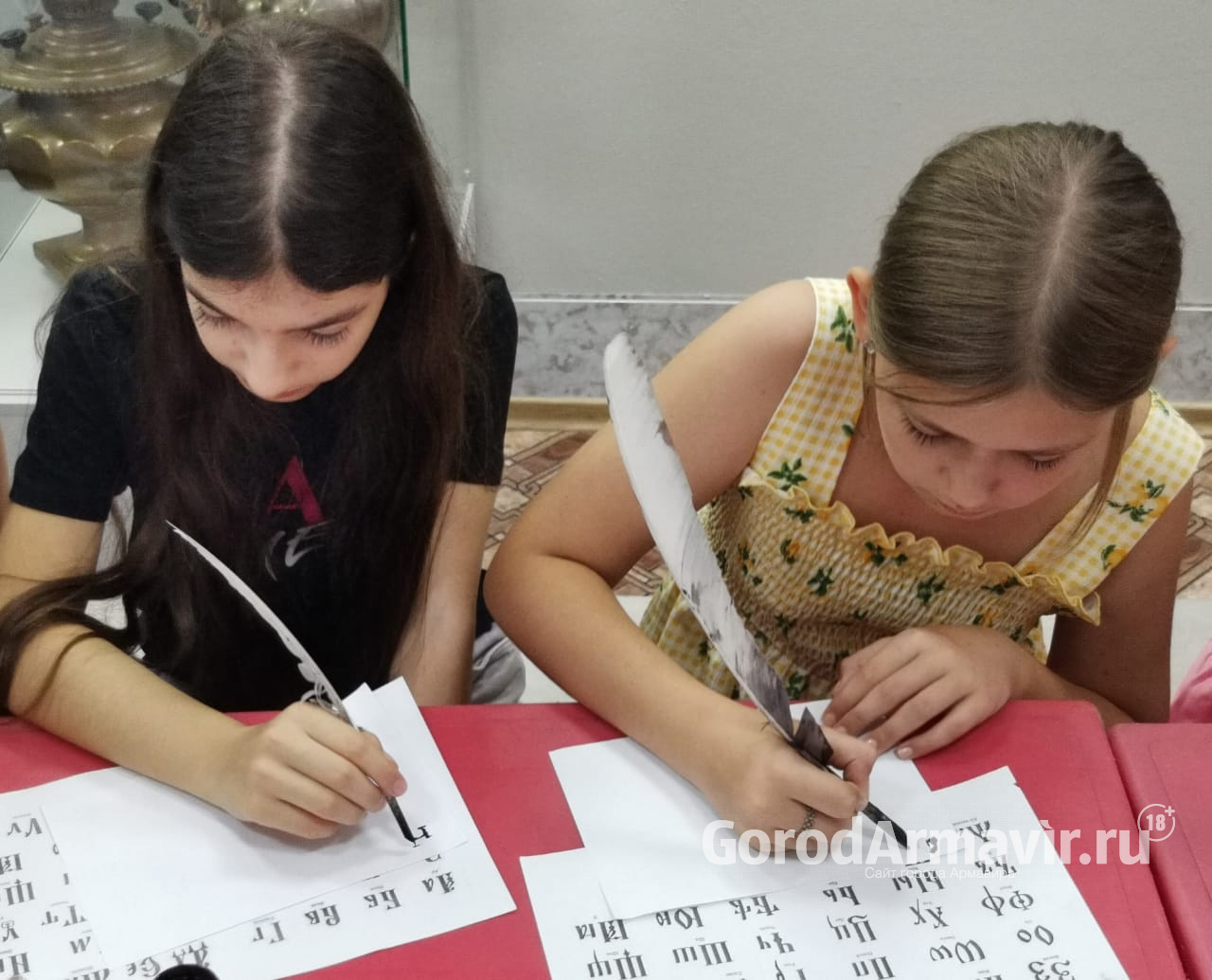 В Армавире сотрудники музея научили школьников писать перьями 